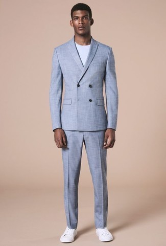 Как носить голубой костюм с белыми кожаными низкими кедами