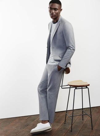 Как носить голубой костюм с белыми кожаными низкими кедами