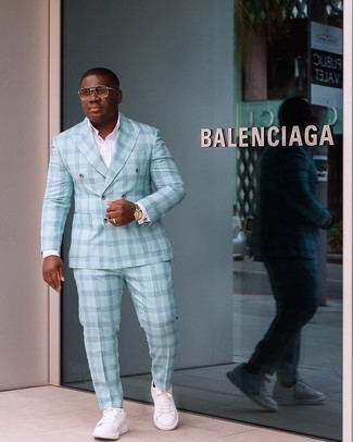 Как носить голубой костюм с белыми кожаными низкими кедами