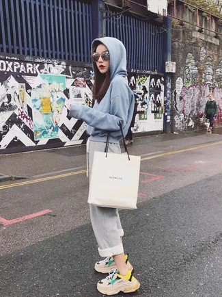 С чем носить голубой свитер женщине