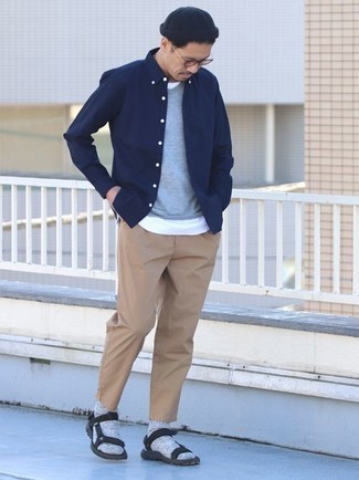 Какие брюки чинос носить с голубым трикотажным жилетом