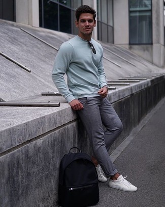 Как носить голубой свитшот с темно-серыми брюками чинос