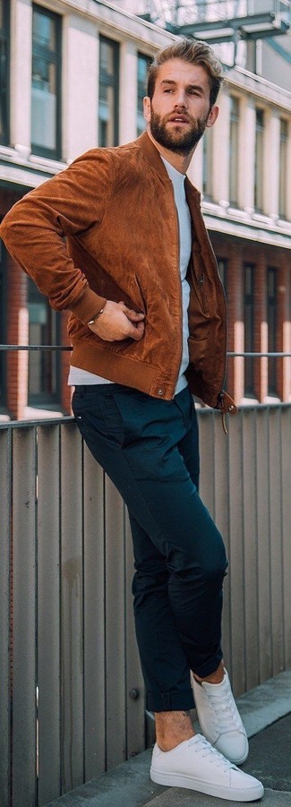 Какие брюки чинос носить с голубым свитшотем