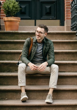 Какие брюки чинос носить с голубым свитшотем