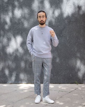 Какие брюки чинос носить с голубым свитшотем