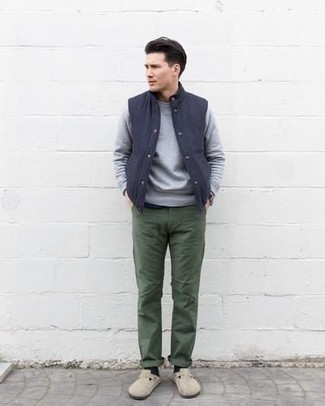 Какие куртки без рукавов носить с голубым свитшотем мужчине