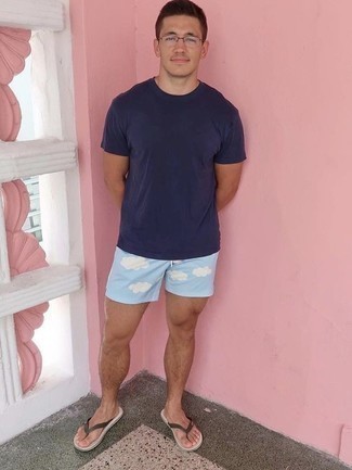 С чем носить голубые шорты для плавания