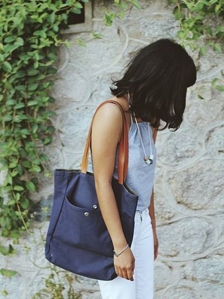 С чем носить голубую майку женщине