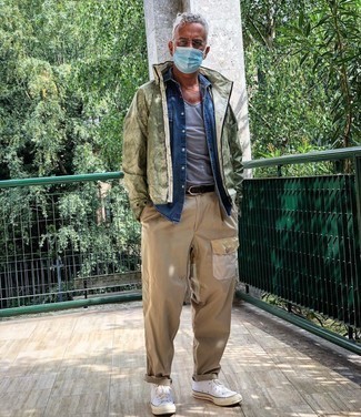 С чем носить голубую майку мужчине