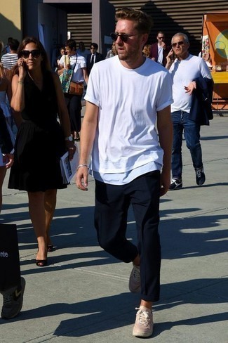 Какие низкие кеды носить с голубой майкой мужчине