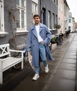 С чем носить голубой плащ мужчине