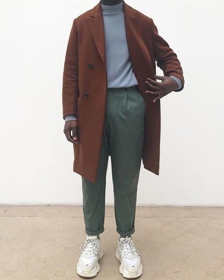 Какие брюки чинос носить с голубой водолазкой