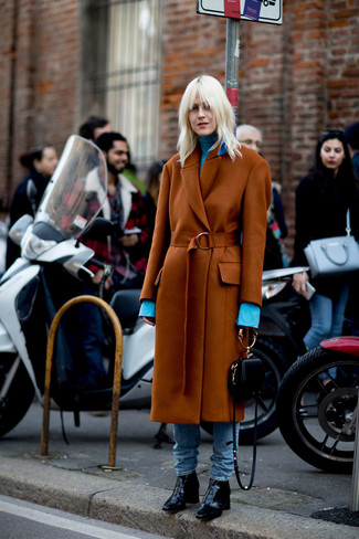 Какое пальто носить с голубой водолазкой женщине