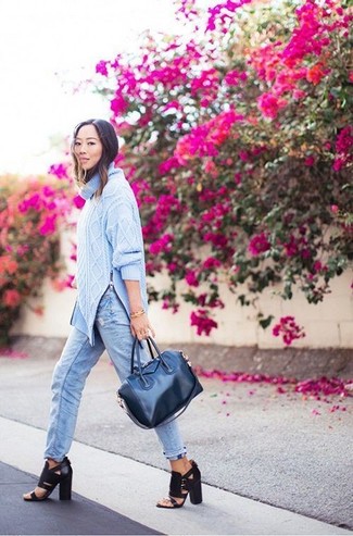 Как носить голубую водолазку с голубыми джинсами женщине