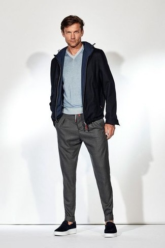 С чем носить голубой свитер с v-образным вырезом мужчине