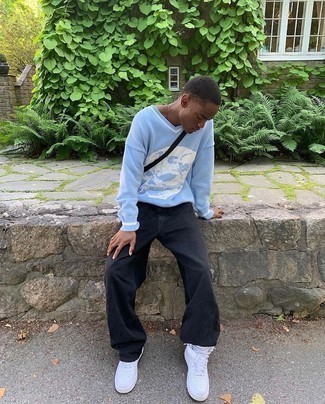 С чем носить голубой свитер с v-образным вырезом мужчине