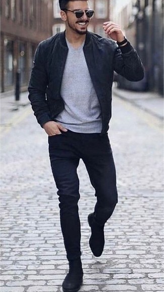 Какие бомберы носить с голубой футболкой с v-образным вырезом мужчине