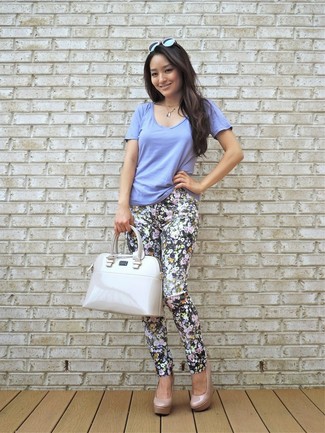 С чем носить голубую футболку с v-образным вырезом женщине