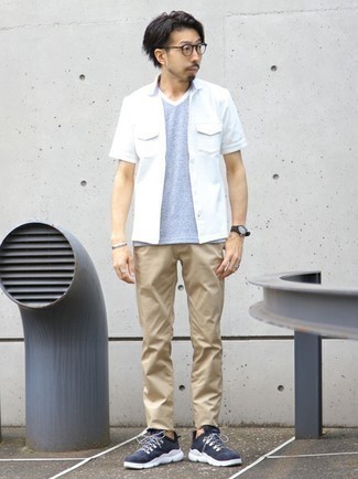 С чем носить голубую футболку с v-образным вырезом мужчине