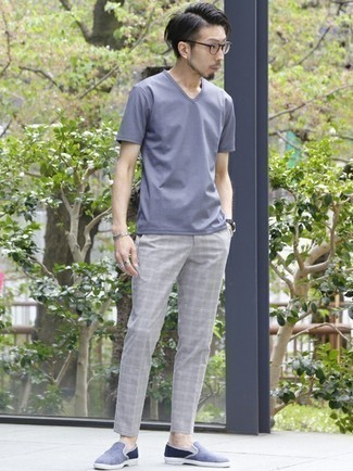 С чем носить голубую футболку с v-образным вырезом мужчине