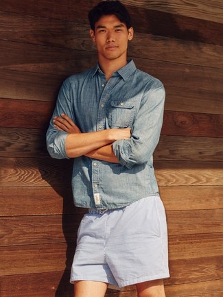 С чем носить голубые шорты в вертикальную полоску мужчине