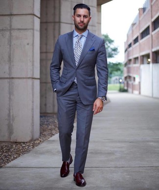 С чем носить голубой галстук в вертикальную полоску мужчине