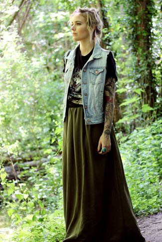 С чем носить голубую безрукавку женщине