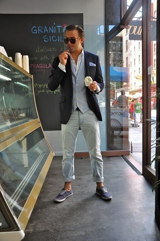 Какие джинсы носить с голубым жилетом