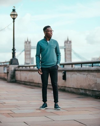 С чем носить голубой свитер с воротником на молнии мужчине