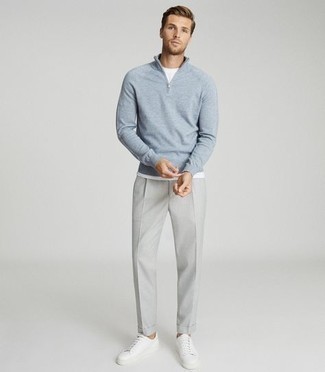 С чем носить голубой свитер с воротником на молнии мужчине