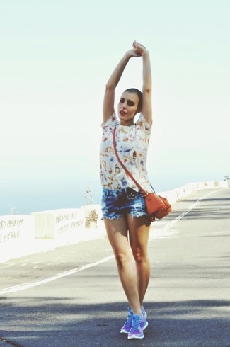 С чем носить светло-фиолетовые кроссовки женщине