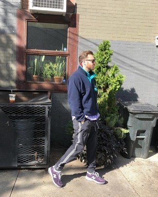 С чем носить светло-фиолетовые кроссовки мужчине