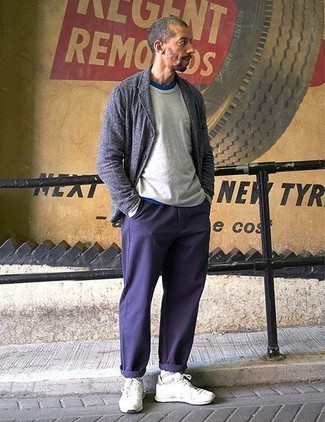 Какие брюки чинос носить с светло-фиолетовым пиджаком