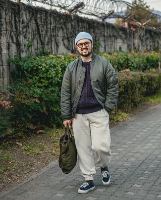 С чем носить светло-фиолетовый вязаный свитер мужчине