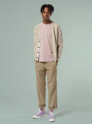 С чем носить светло-фиолетовые низкие кеды из плотной ткани мужчине