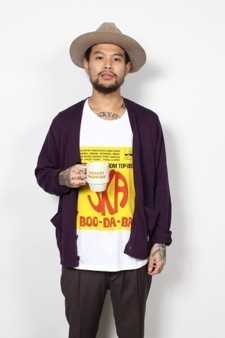 С чем носить светло-фиолетовый кардиган мужчине