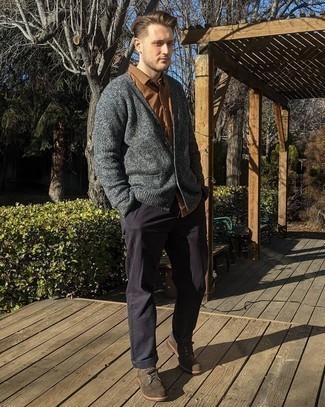 С чем носить светло-фиолетовые брюки чинос