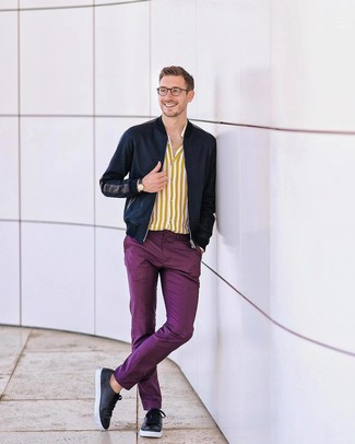 С чем носить светло-фиолетовые брюки чинос