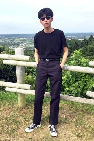 С чем носить светло-фиолетовые брюки чинос