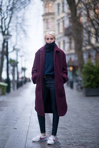 С чем носить светло-фиолетовое пальто женщине