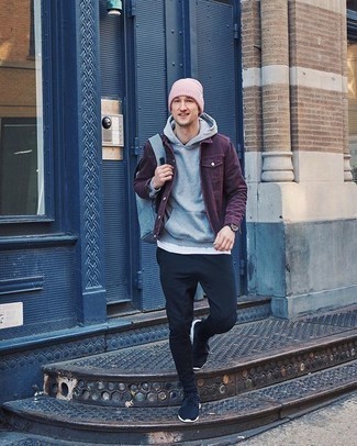 С чем носить светло-фиолетовую джинсовую куртку мужчине