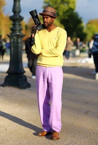 С чем носить светло-фиолетовые классические брюки мужчине