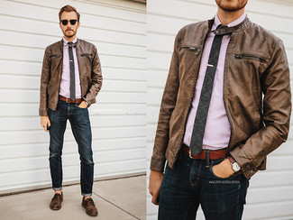 Какие бомберы носить с светло-фиолетовой классической рубашкой мужчине