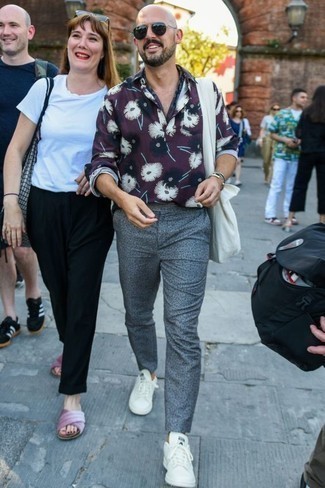 С чем носить светло-фиолетовую рубашку с цветочным принтом мужчине