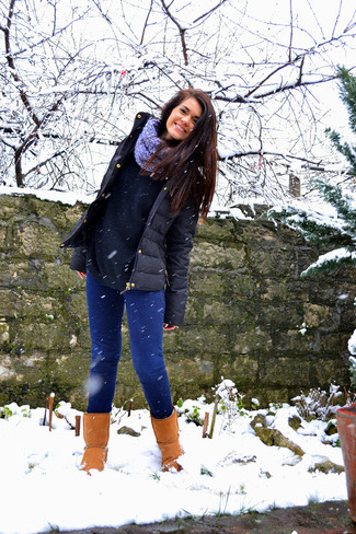 С чем носить светло-фиолетовый вязаный шарф женщине