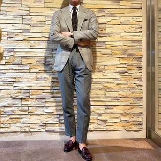 С чем носить светло-фиолетовые кожаные лоферы мужчине