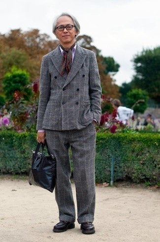 С чем носить светло-фиолетовые кожаные лоферы мужчине