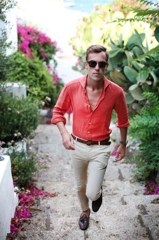 С чем носить светло-фиолетовые кожаные лоферы мужчине