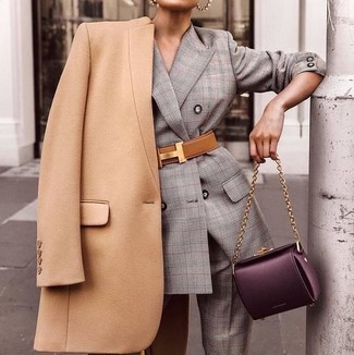 С чем носить светло-фиолетовую кожаную сумку-саквояж