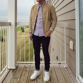 Какие джинсы носить с светло-фиолетовой рубашкой с длинным рукавом мужчине